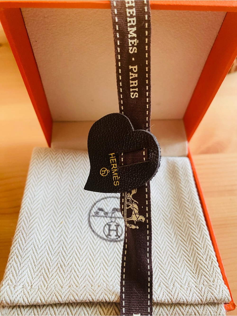 🛍️ Hermès Authentic Petit H Blue Heart Leather Charm with Ribbon - Picture 4 of 14